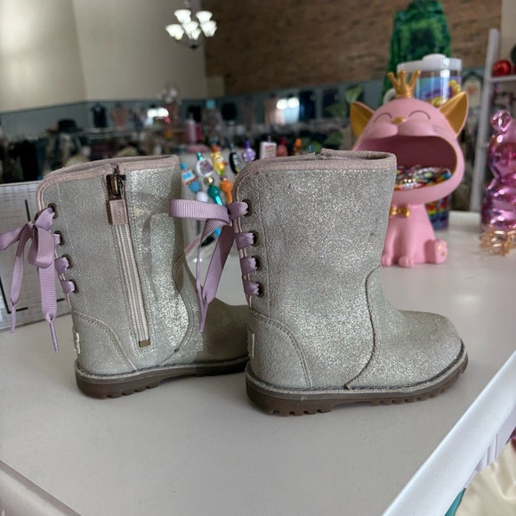 UGG Corene Metallic Casual Boot for Kids Size 6 - Picture 5 of 8